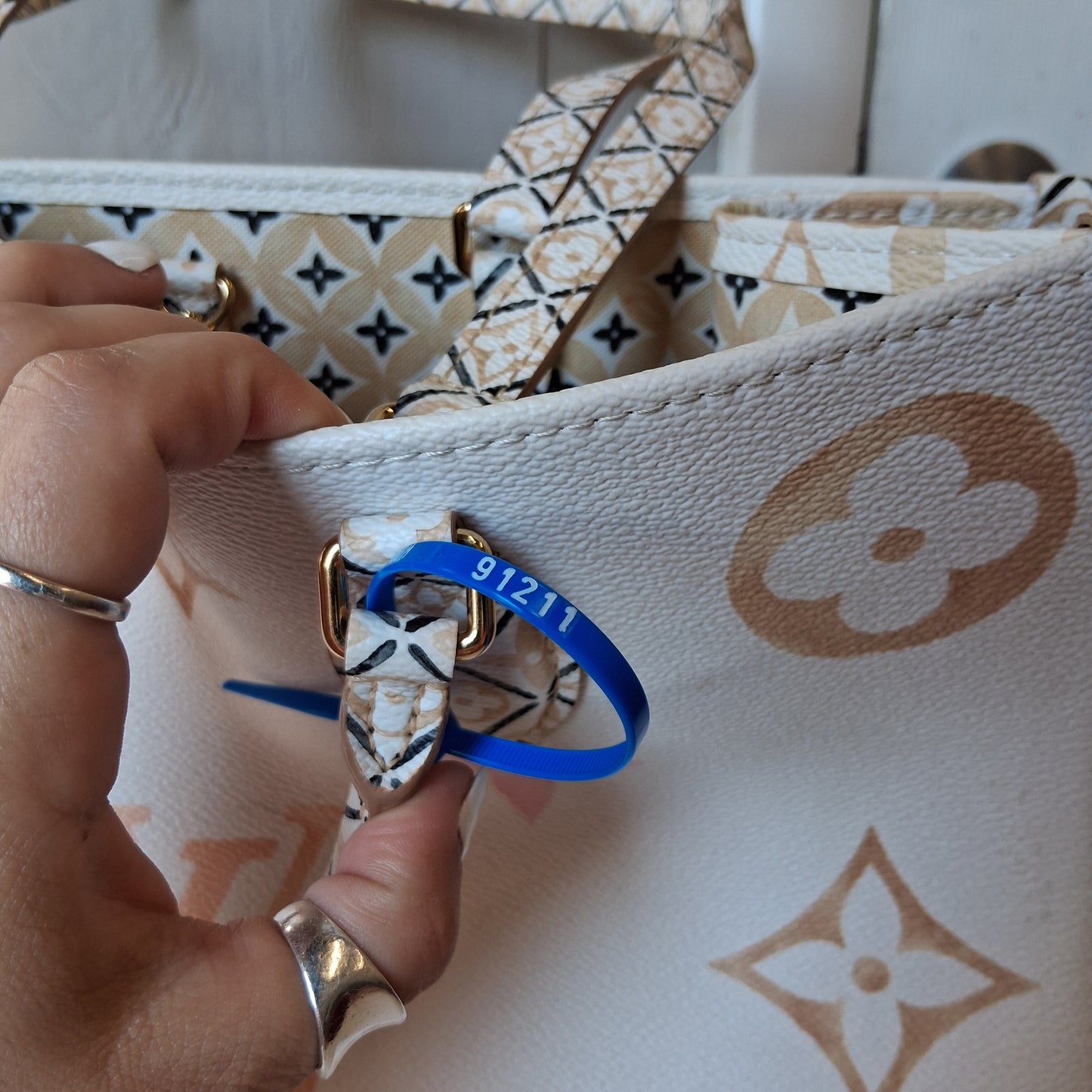 Tote Luxury Designer By Louis Vuitton, Size: Medium