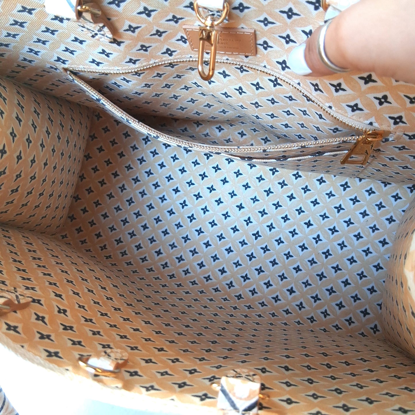 Tote Luxury Designer By Louis Vuitton, Size: Medium