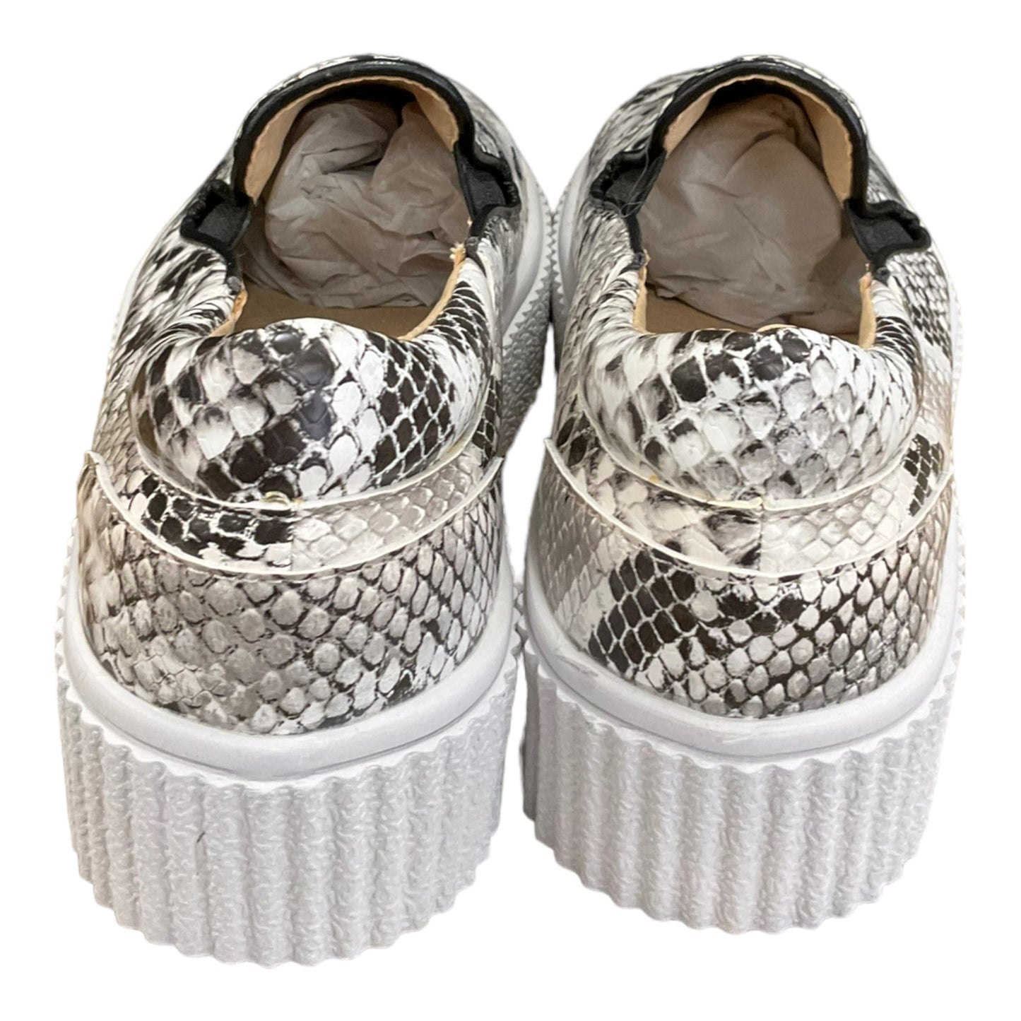 Shoes Sneakers By Clothes Mentor  Size: 5.5