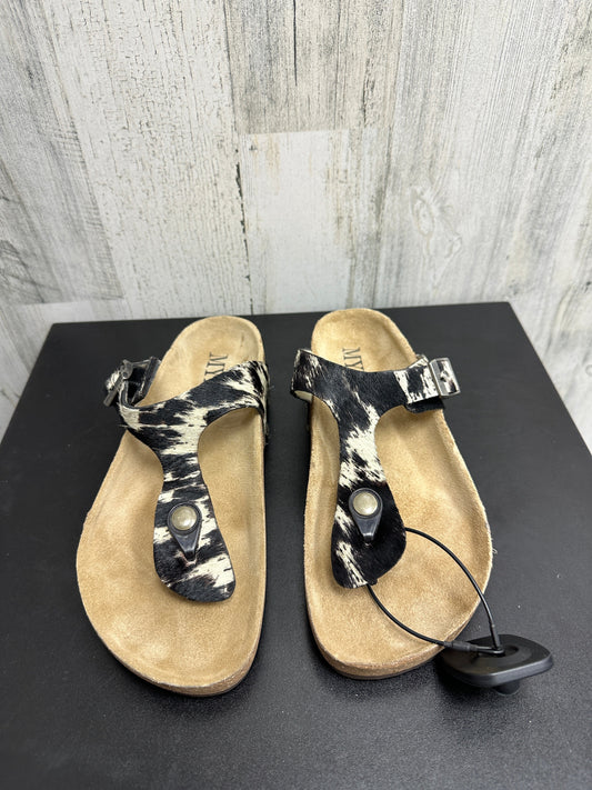 Sandals Flats By Clothes Mentor  Size: 7