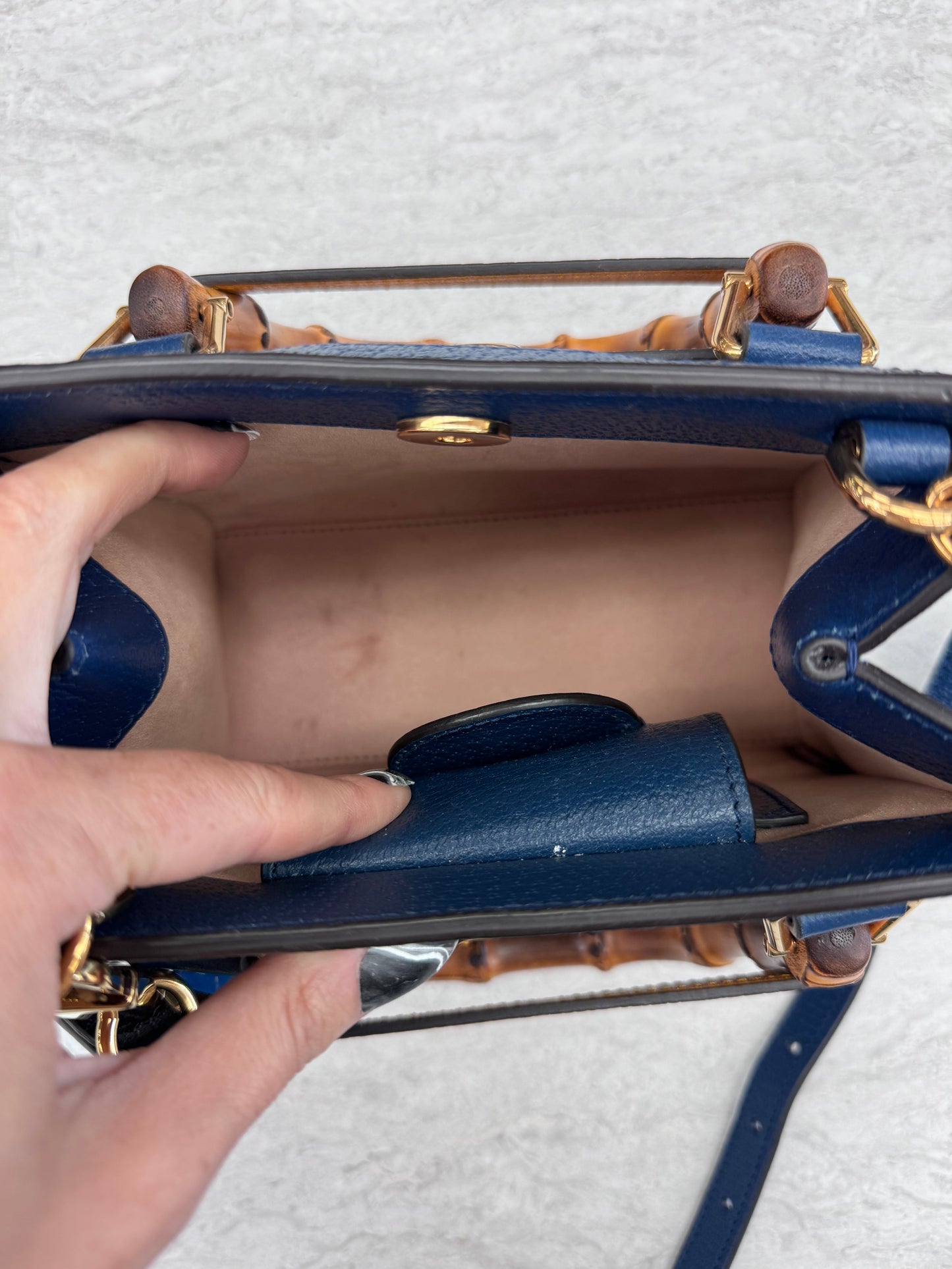 Handbag Luxury Designer By Gucci  Size: Small