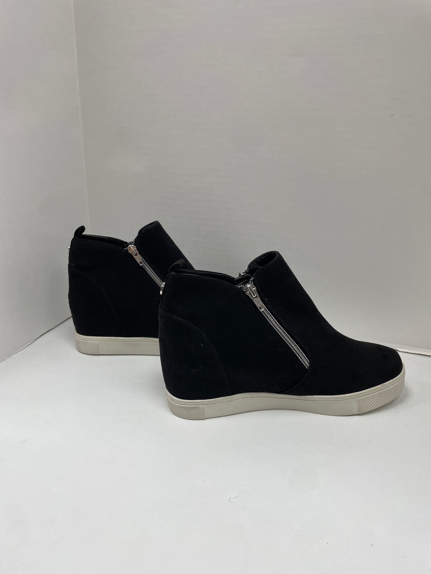 Shoes Sneakers By Steve Madden  Size: 6
