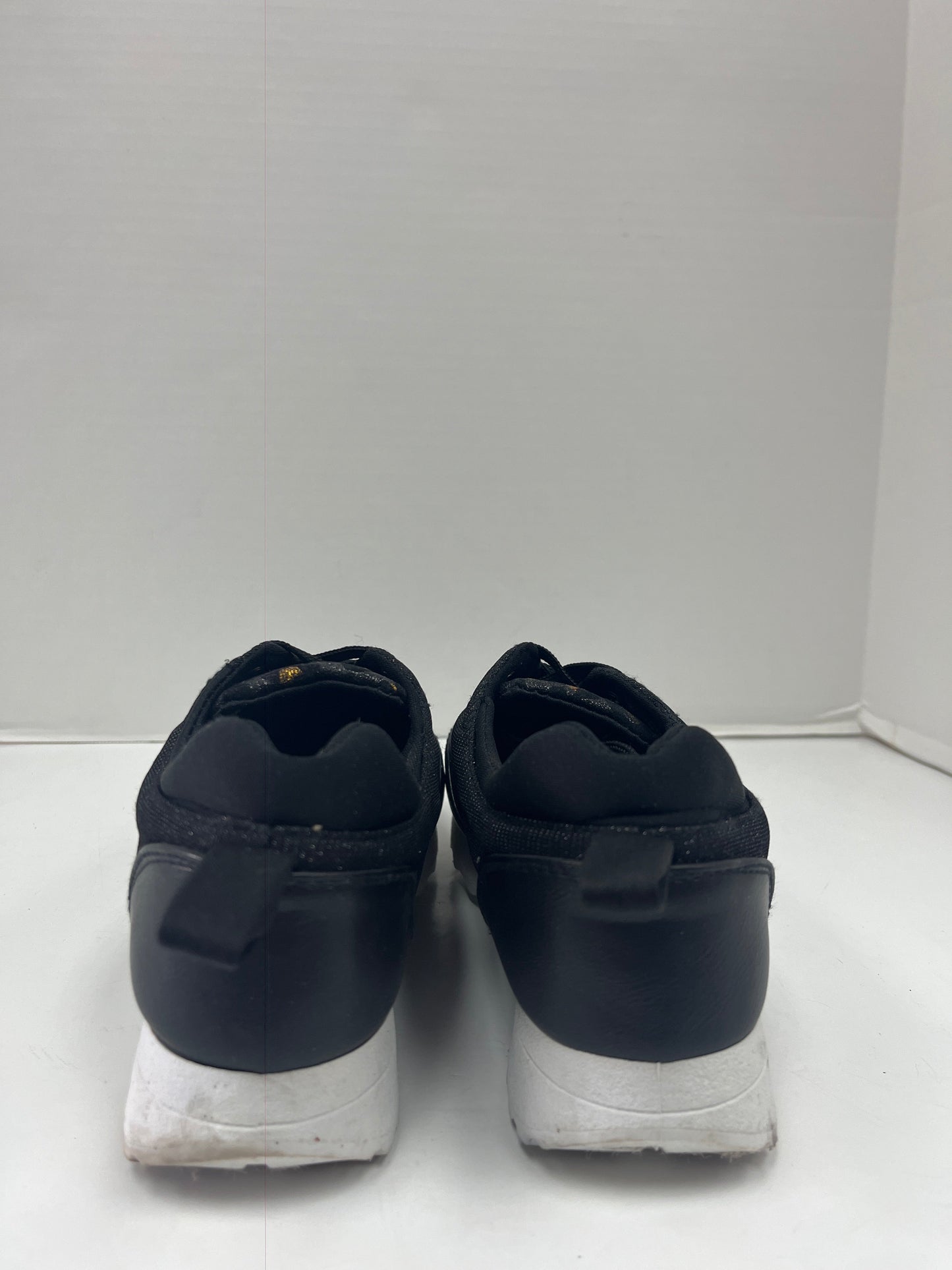 Shoes Sneakers By Clothes Mentor  Size: 8