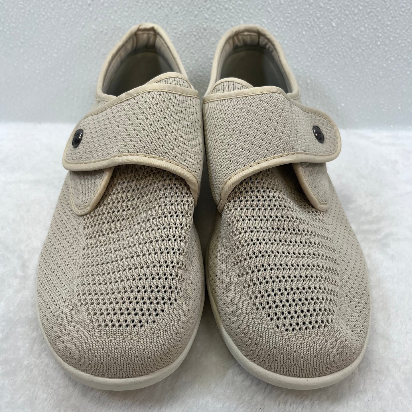 Shoes Sneakers By Clothes Mentor  Size: 9