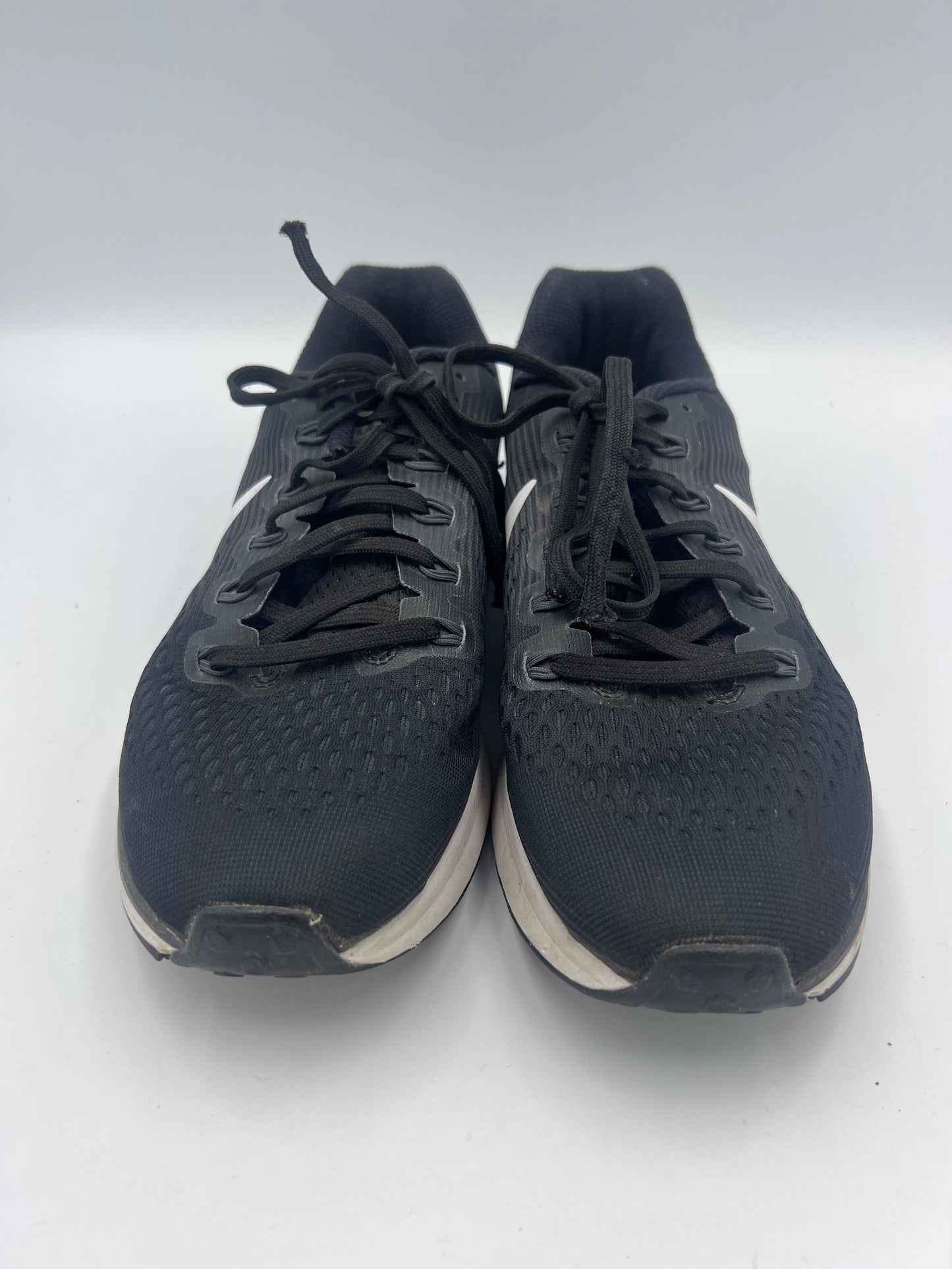 Shoes Athletic By Nike  Size: 9.5