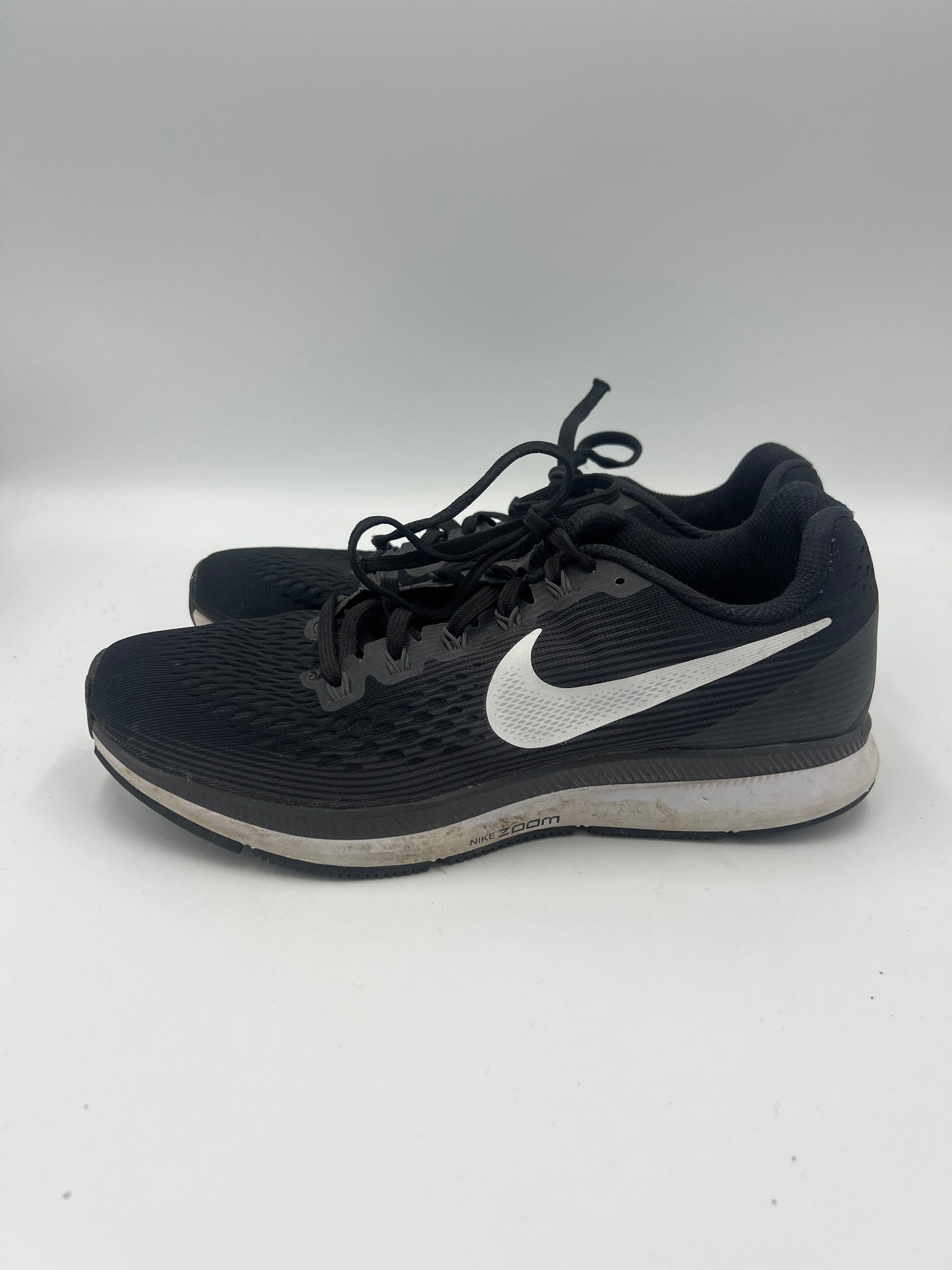 Shoes Athletic By Nike  Size: 9.5