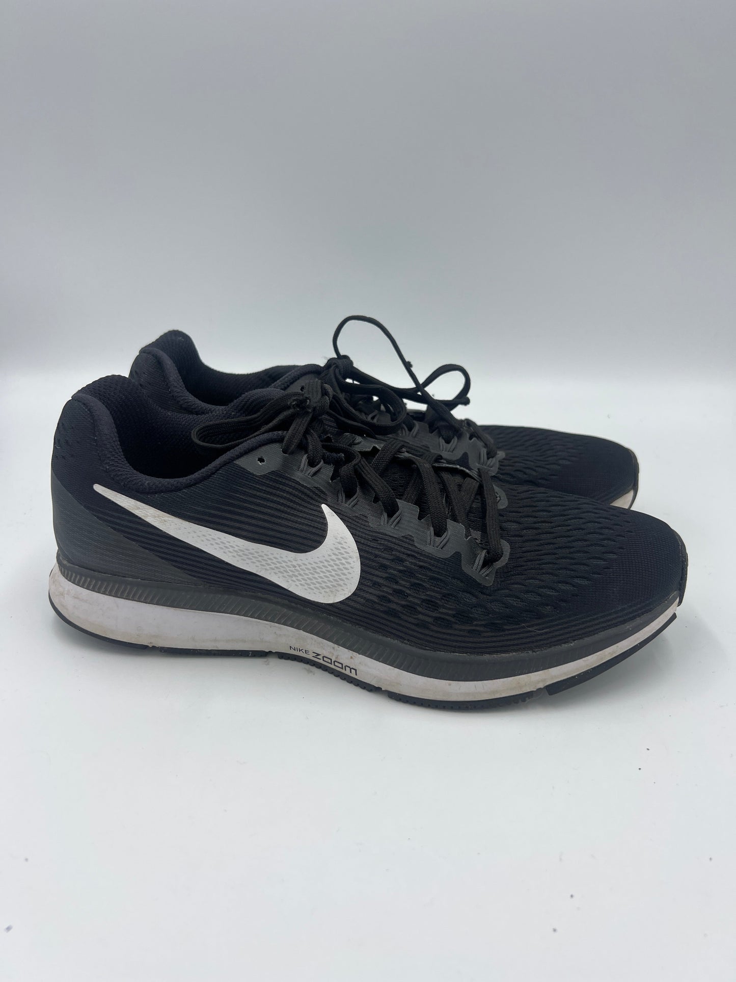 Shoes Athletic By Nike  Size: 9.5