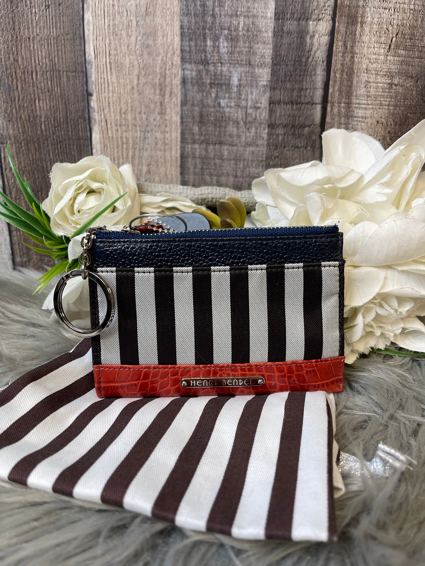 Wallet Designer By Henri Bendel  Size: Small